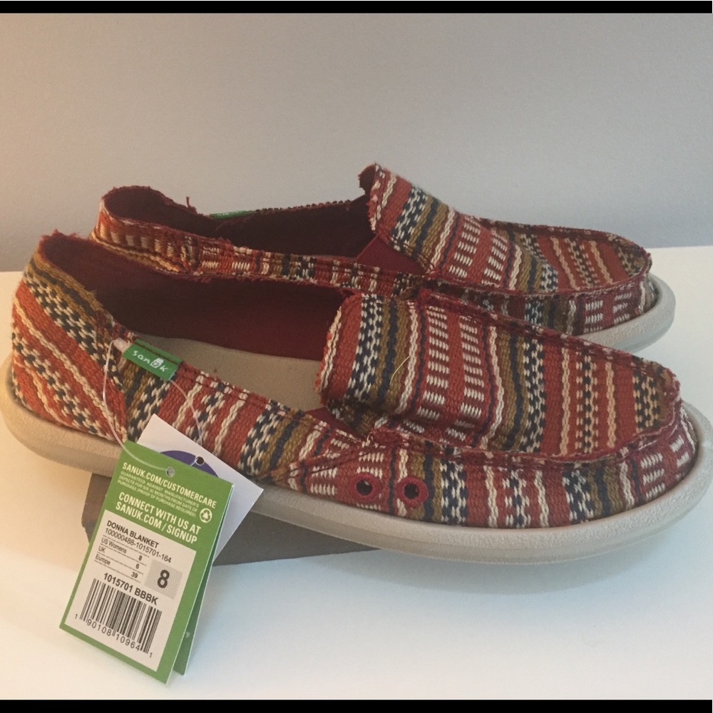 Women’s Sanuks. NEW